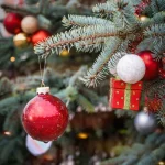 sapin de noel avec décoration en gros plan