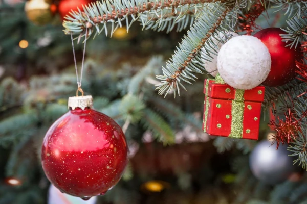 sapin de noel avec décoration en gros plan